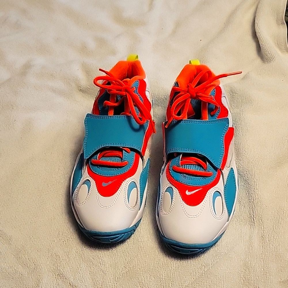 New Nike Youth basketball shoes size 7